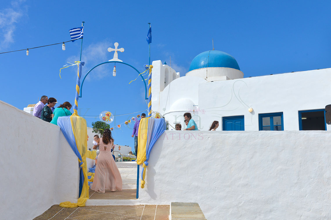 Διακόσμηση στην εκκλησία με κίτρινες και μπλε γάζες