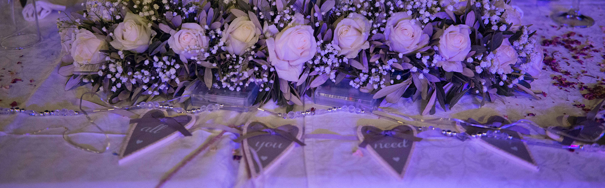 The table of the couple decorated with roses