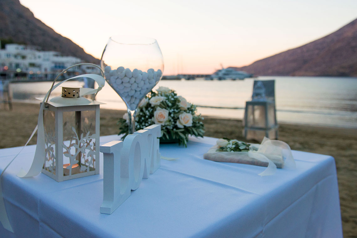 The wishes table decorated with roses